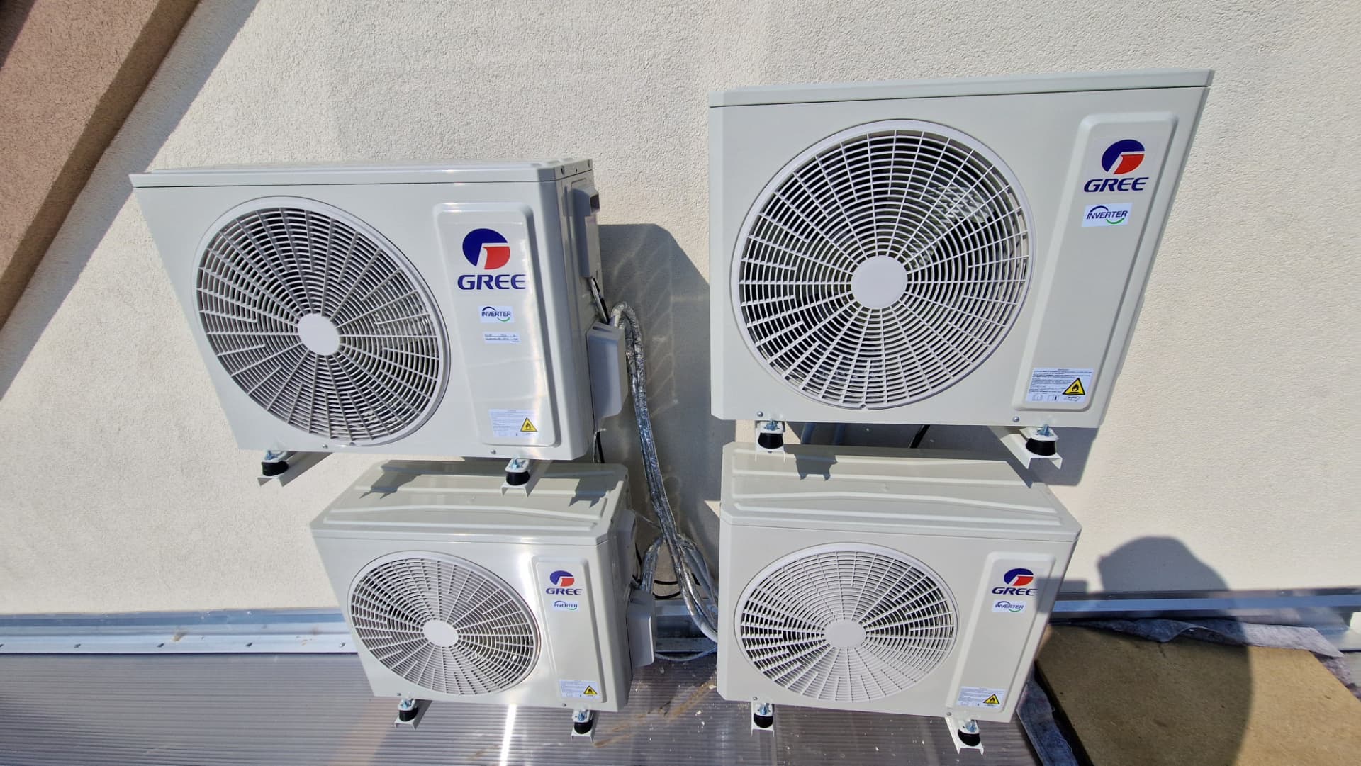 Kerepesi családi ház – 4 db Gree Comfort Pro kültéri egység a tűzfalon