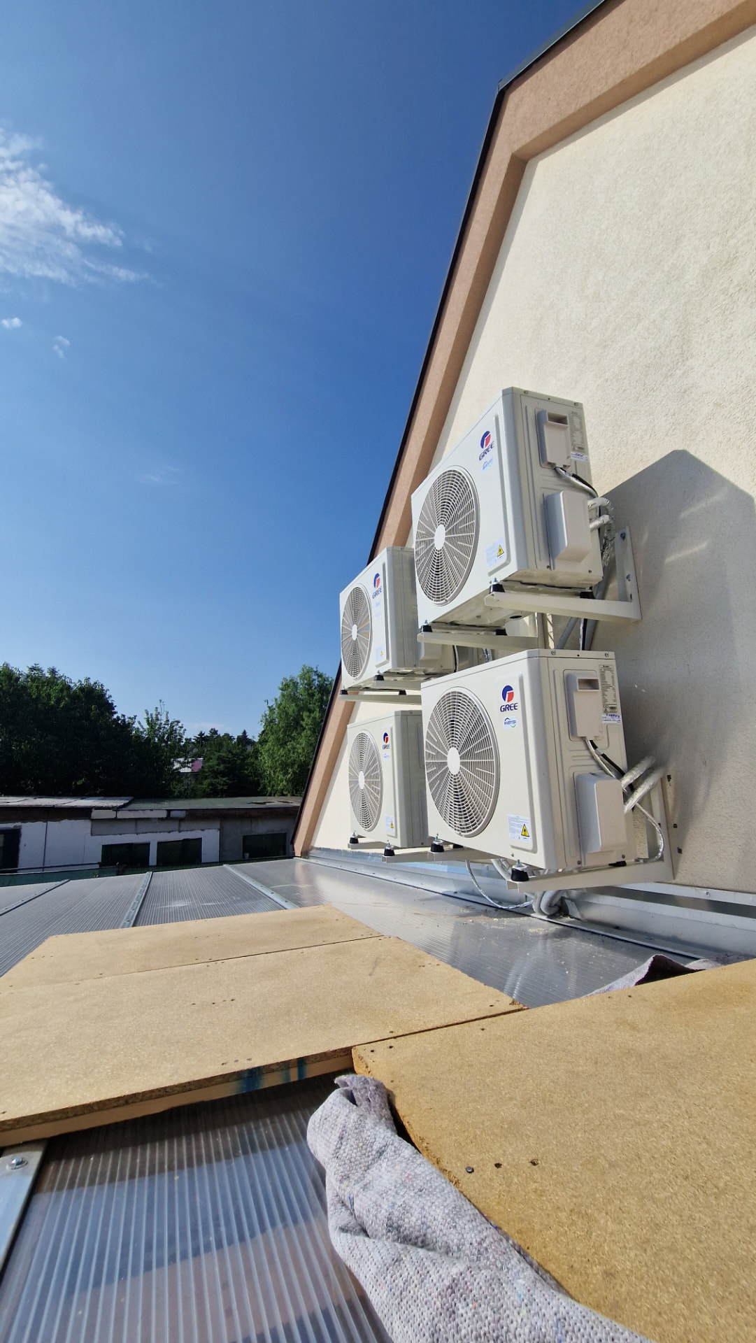 Gree Comfort Pro kültéri egységek tűzfalra szerelve, Kerepes