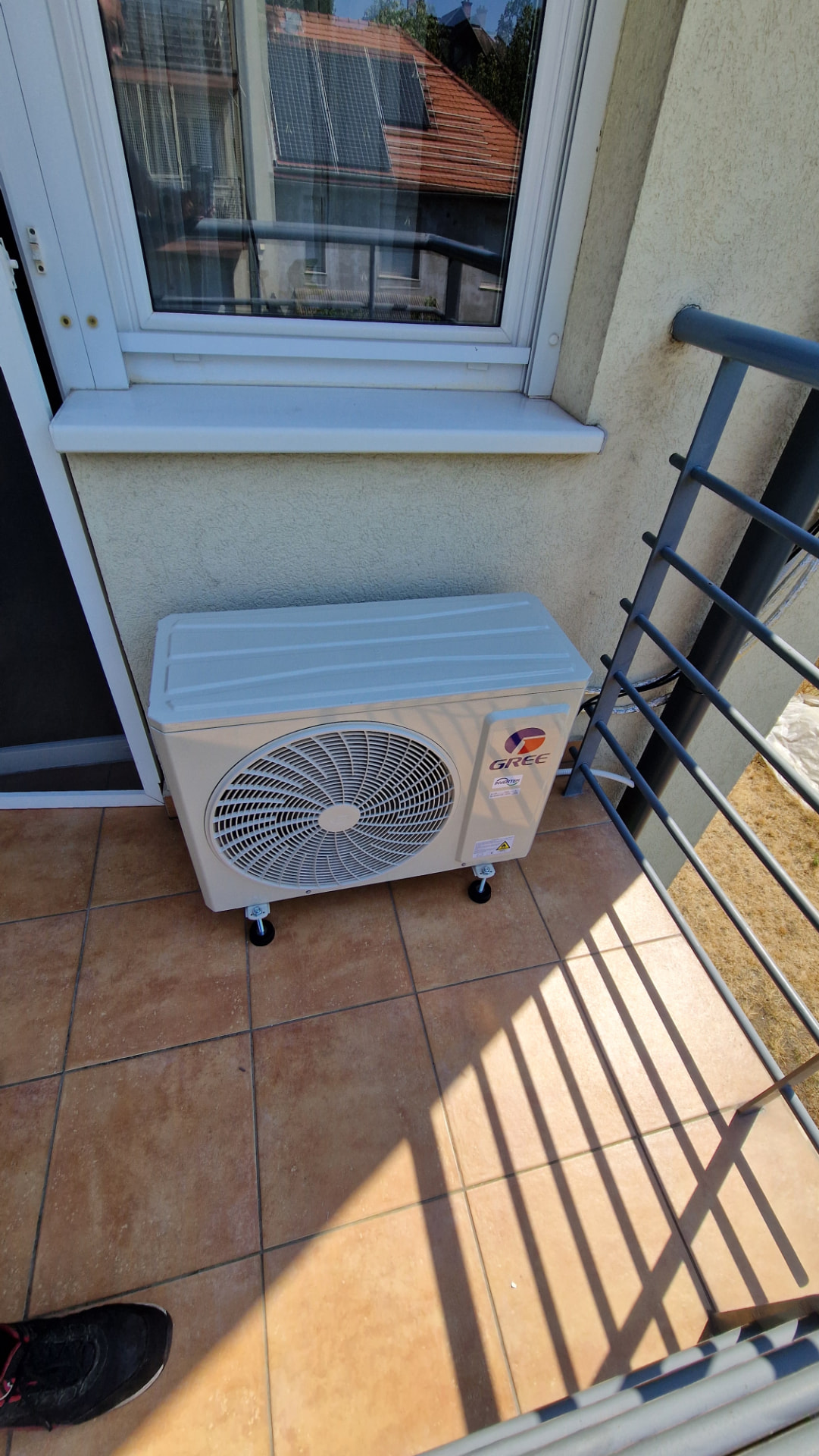 Gree Comfort Pro kültéri egység gumibakokon Budapesten